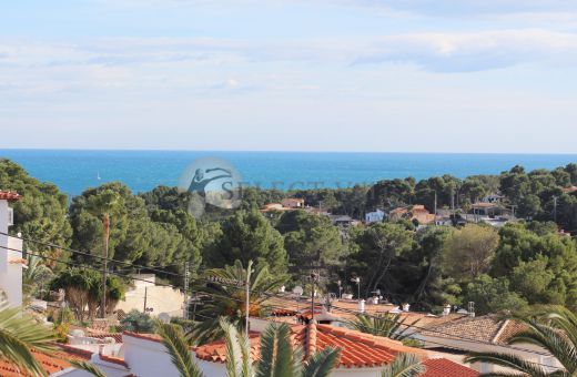 Comprar villa en Moraira con piscina y vistas al mar.