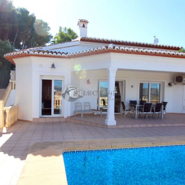 Genießen Sie das einfache Leben in dieser mediterranen Villa zum Verkauf in Moraira mit Blick auf das Tal
