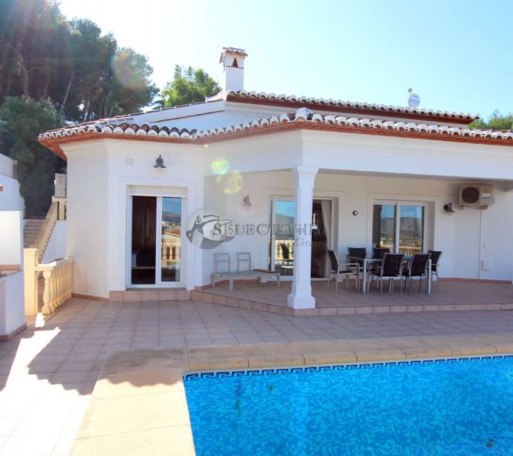 Genießen Sie das einfache Leben in dieser mediterranen Villa zum Verkauf in Moraira mit Blick auf das Tal